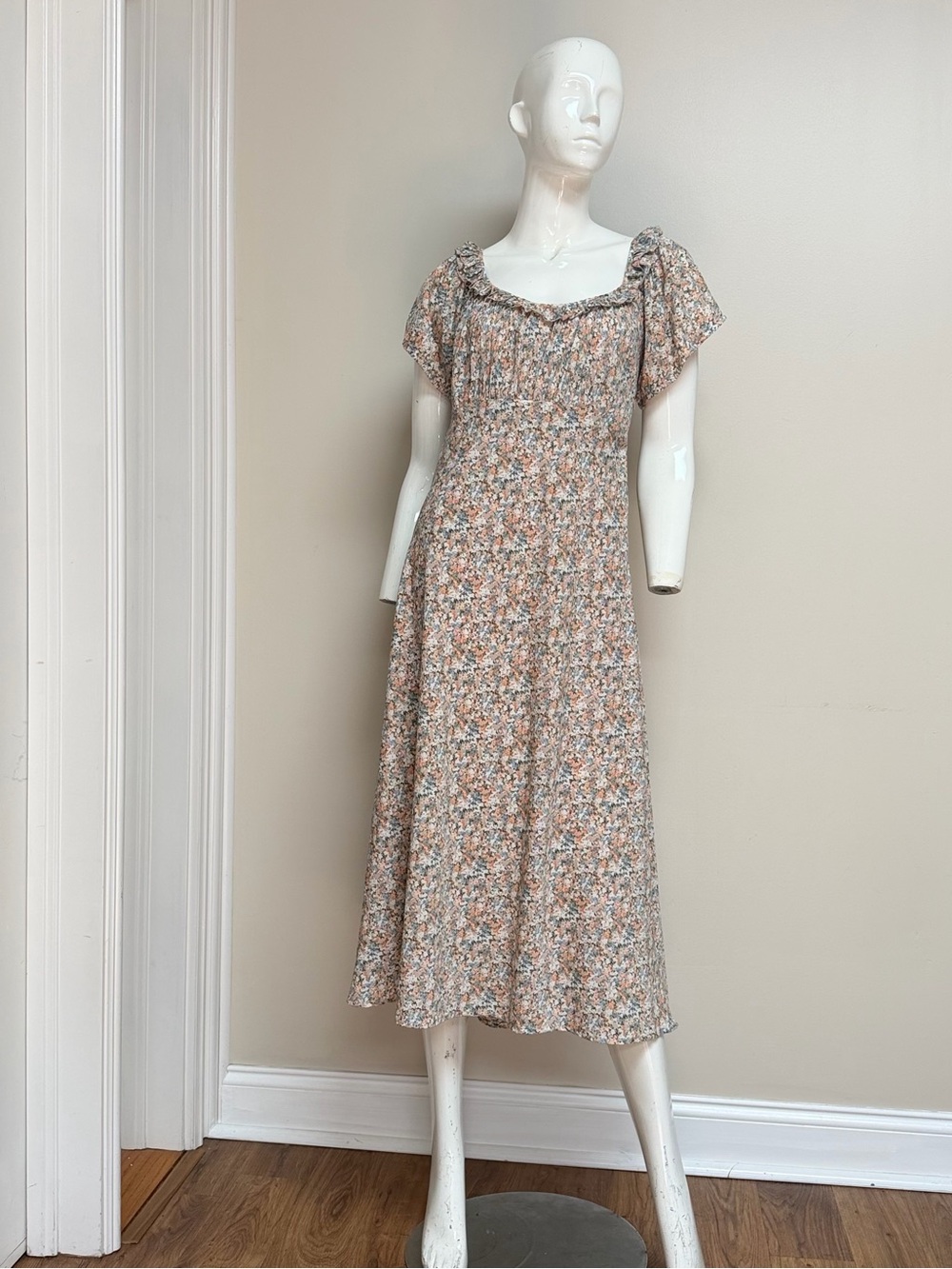 ASTR The Label Floral Midi Dress M Medium Taupe Coral Cottagecore Flutter Sleeve